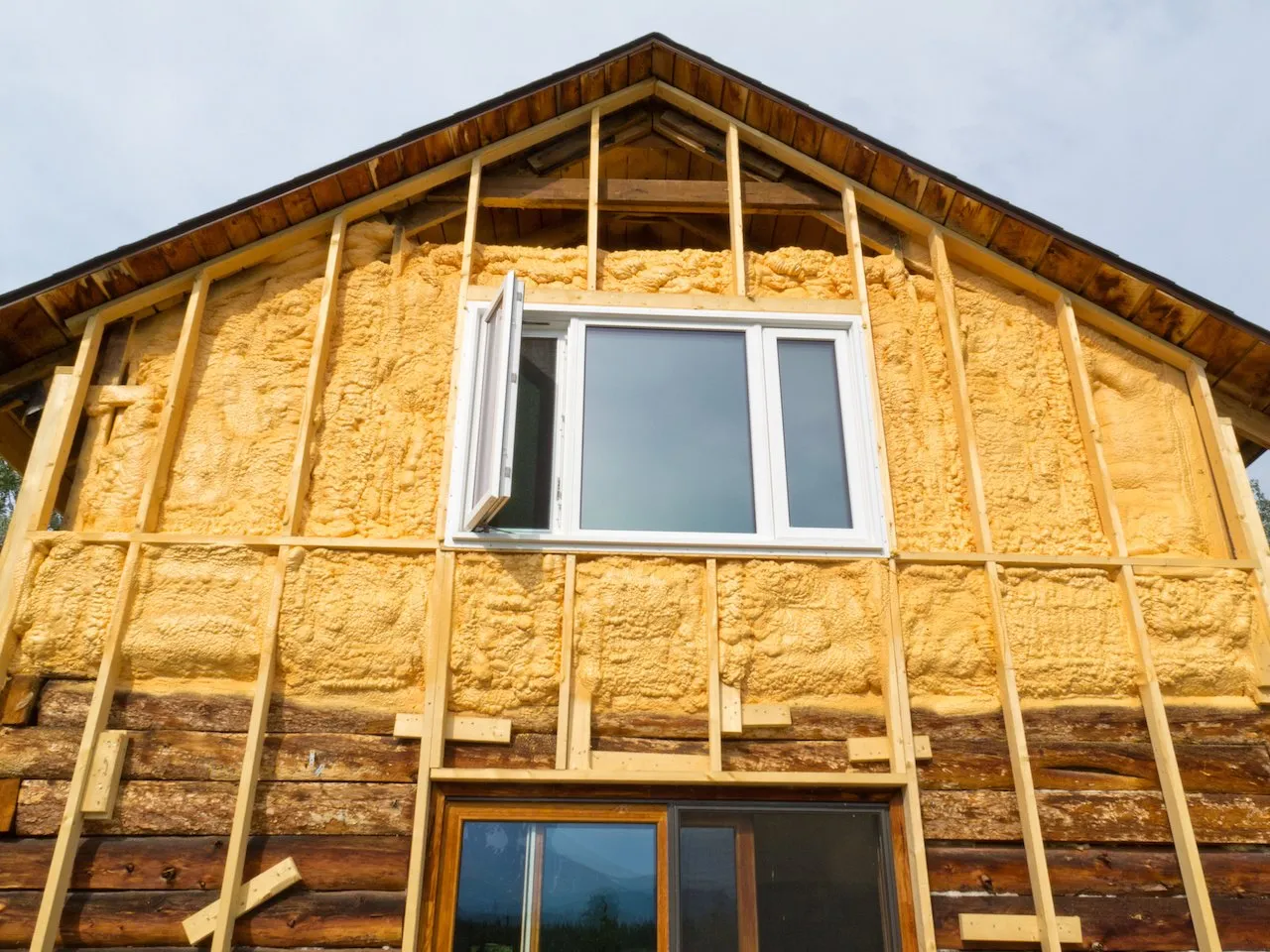 Insulation detail in an attic or roof assembly